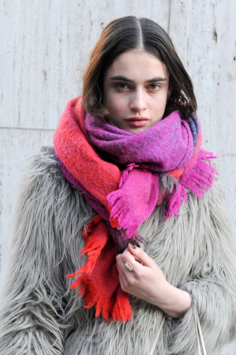 Street fashion: modelki noszą futro