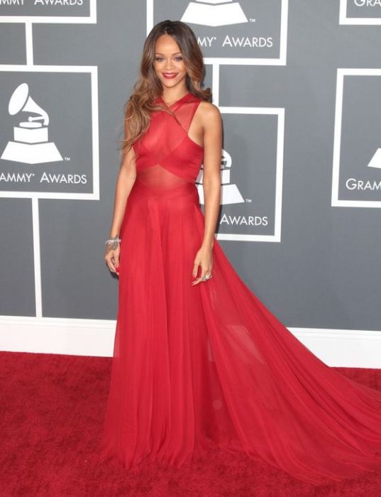 Rihanna w sukni Azzedine Alaia na rozdaniu nagród Grammy 2013, fot. East News