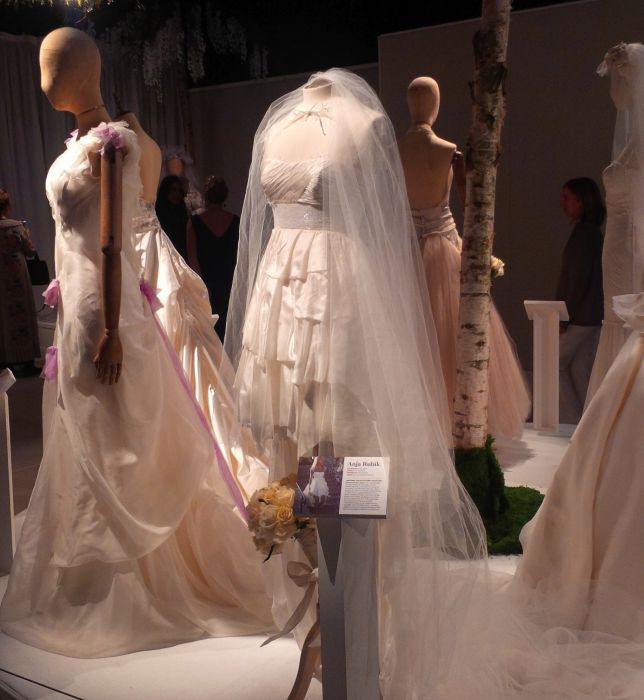 Suknia ślubna Anji Rubik na wystawie "The Iconic Wedding Dress"
