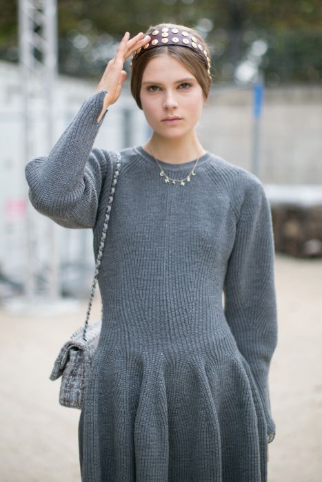 Street fashion: top modelki w Paryżu - Caroline Brasch Nielsen nie zdjęła opaski z pokazu Valentino. Prywatnie nosi jednak mniej strojne sukienki i torebki od Chanel / fot. Imaxtree
X