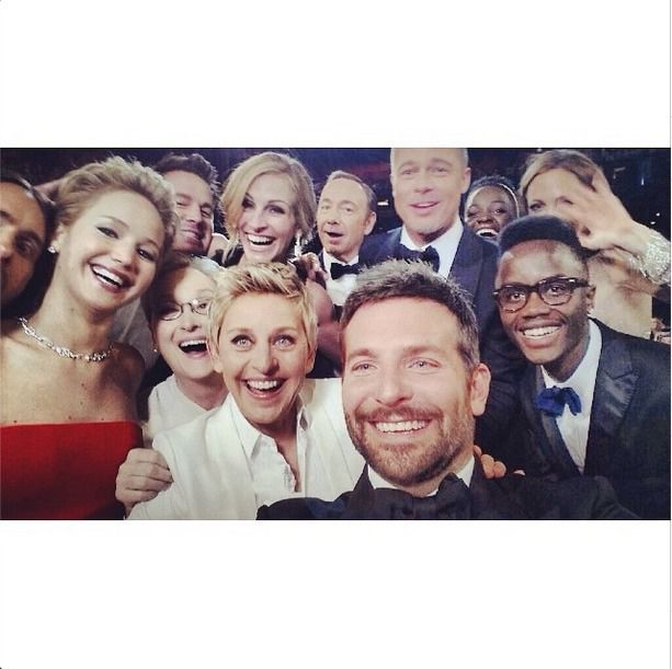 Oscarowe selfie nie tylko zatrzymało internet (a dokładnie serwery Twittera), ale również zapoczątkowało modę na grupowe zdjęcia znanych osób. Relacja z Oscarów 2014 &gt;&gt;