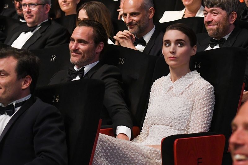 Joaquin Phoenix i Rooney Mara na gali zamknięcia Festiwalu Filmowego w Cannes, 2017 rok