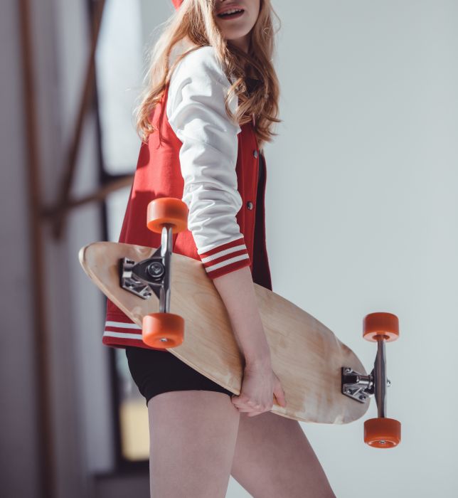 Uliczny sport dla dziewczyn: taniec na longboardzie