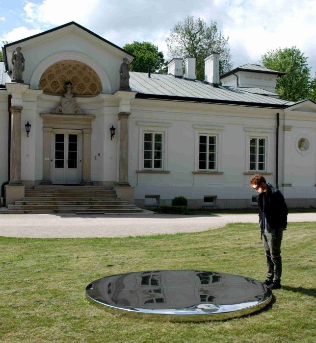 Nowy projekt Pawła Grobelnego dla przestrzeni publicznej -
 wielkoformatowe lustro przed pałacem Brendta w Centrum Rzeźby Polskiej w Ońsku