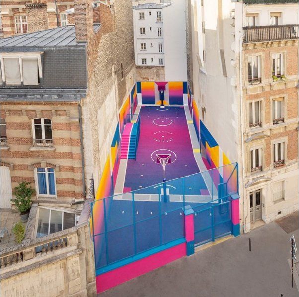 Kolorowe boisko do koszykówki w Paryżu