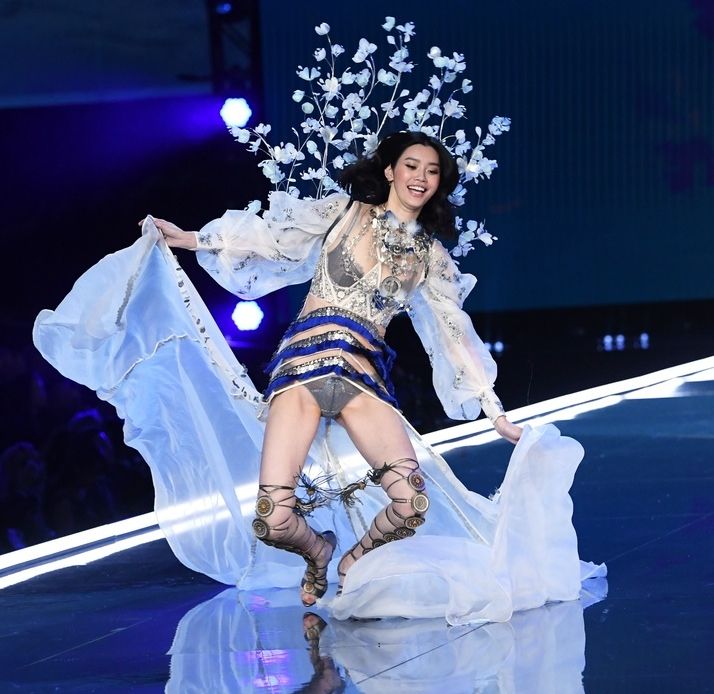 Ming Xi upadła podczas pokazu Victoria's Secret 2017