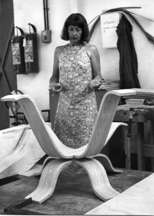 Maria Chomentowska przy eksperymentalnym meblu ze sklejki, IWP, około 1962
