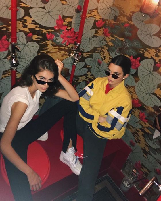 Modelki Kaia Gerber i Kendall Jenner w wąskich okularach