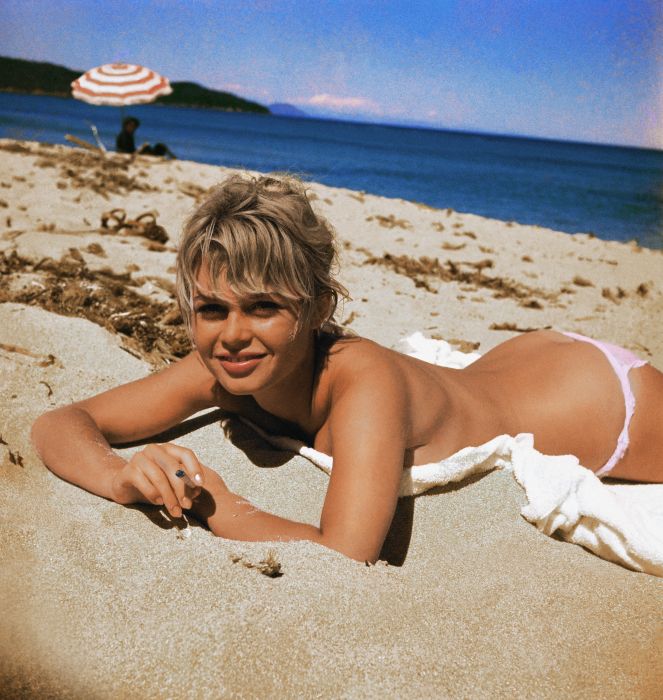 Brigitte Bardot na plaży w Cannes.