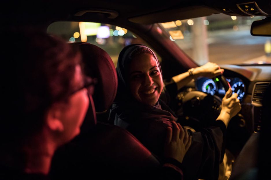 Saudyjka pierwszy raz w życiu za kierownicą