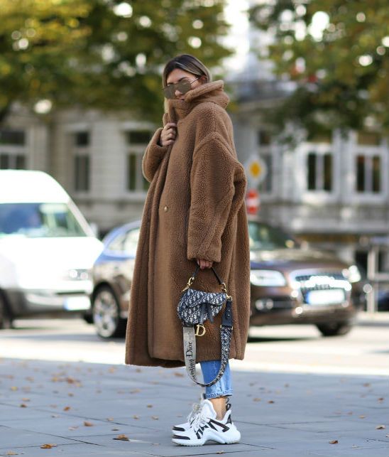Aylin Koening w modnym teddy coat
