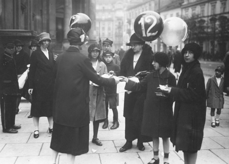 Kobiety agitujące w dniu wyborów, 1927 Warszawa
