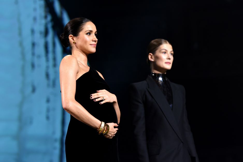 Meghan Markle i Rosamund Pike na Fashion Awards 2018.