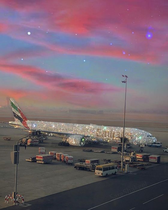Samolot Emirates na grafice Sary Shakeel