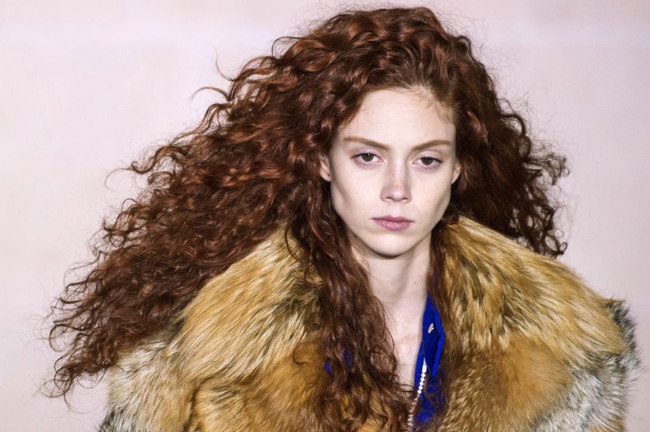 Modne fryzury z rudych włosów, Louis Vuitton