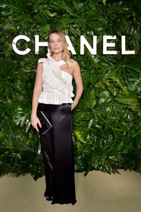 Margot Robbie w biało-czarnej stylizacji od Chanel [ELLE Spy]