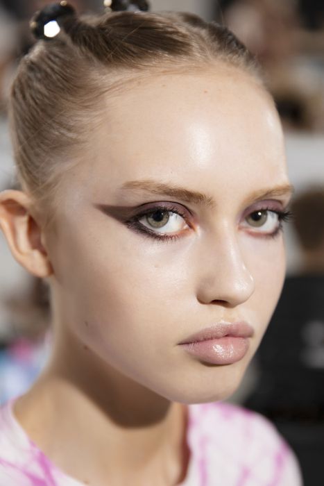 5 trendów w makijażu, które są już niemodne