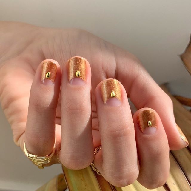 Złote paznokcie na jesień 2019