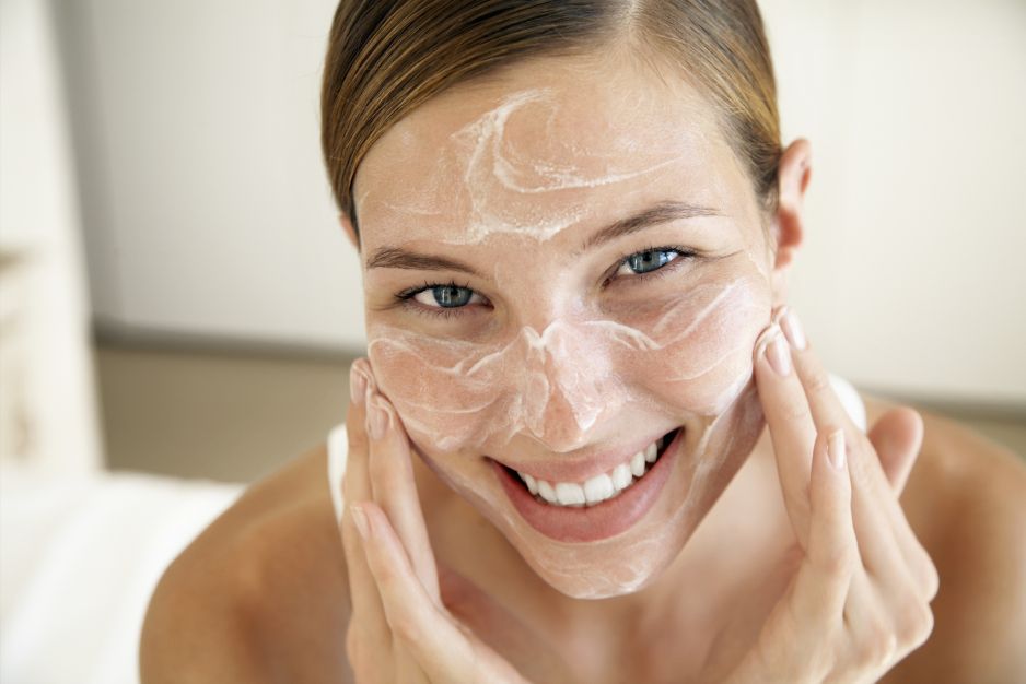 Dermatolodzy przestrzegają, żeby nie używać balsamu do ciała na twarzy. Dlaczego?