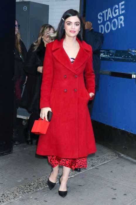 Lucy Hale w czerwonym płaszczu
