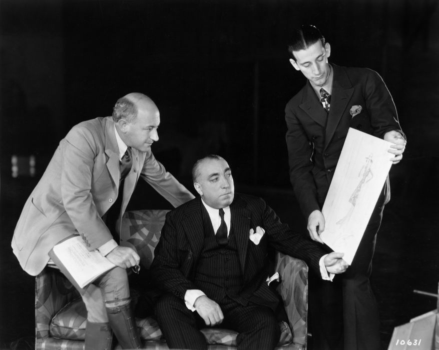 Adrian (z prawej) prezentujący szkice w wytwórni filmowej MGM