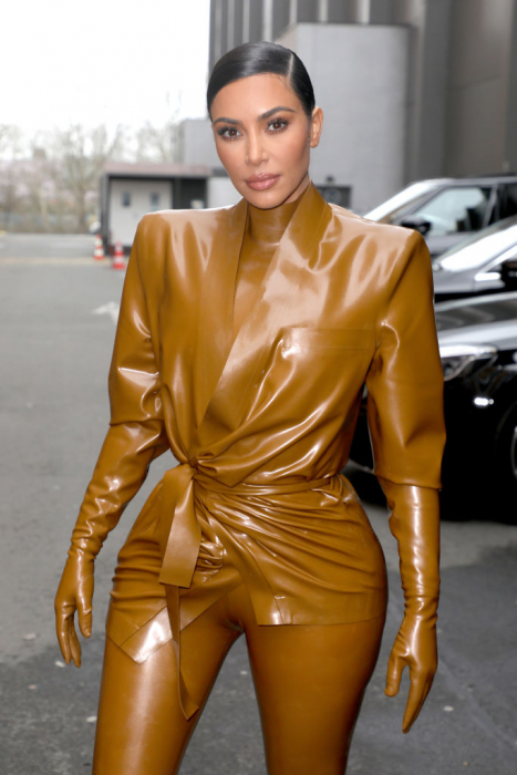Kim Kardashian West w kontrowersyjnej stylizacji na Paris Fashion Week