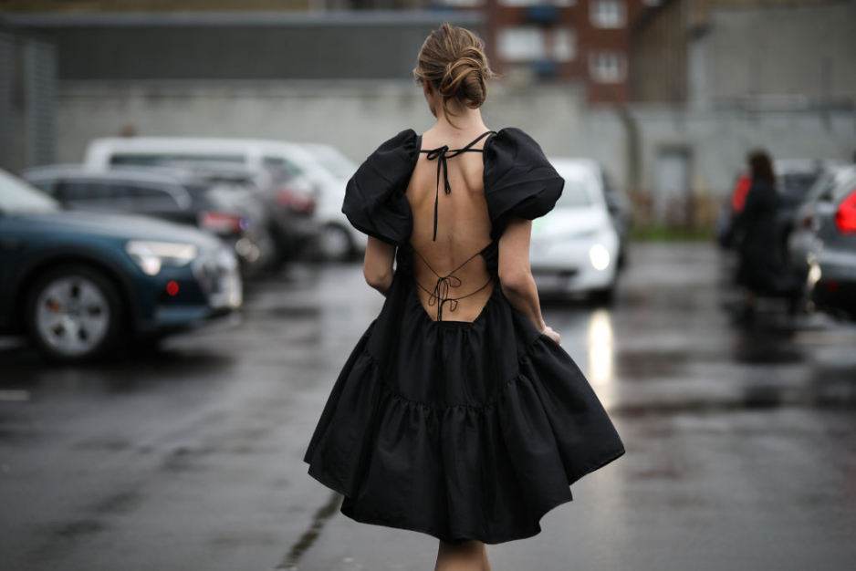 Czarna sukienka typu babydoll