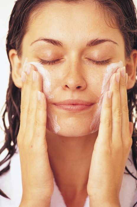 Jak prawidłowo myć twarz rano i wieczorem?