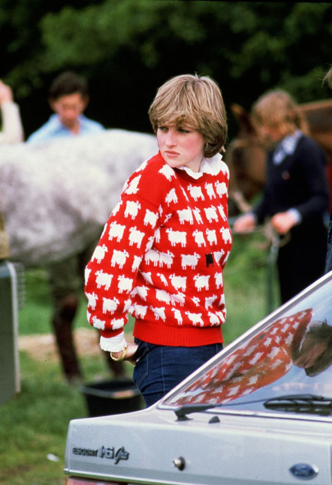 Księżna Diana: sweter czerwony w owce