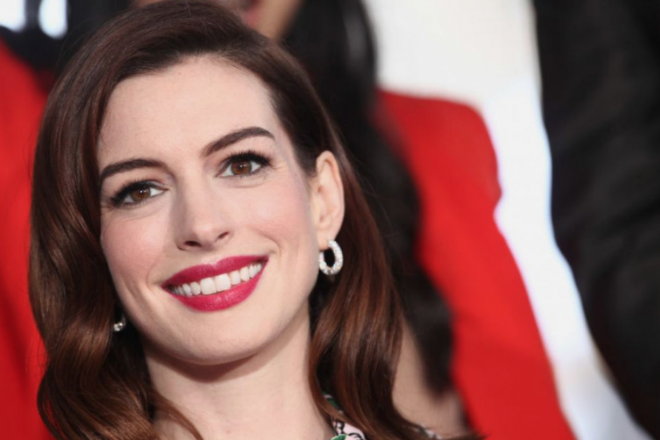 Anne Hathaway nie radzi sobie w trakcie lockdownu! Zobacz zwiastun do filmu "Locked Down"