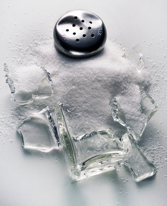 Rozsypana sól – co oznacza? Wyjaśniamy przesąd o rozsypanej soli