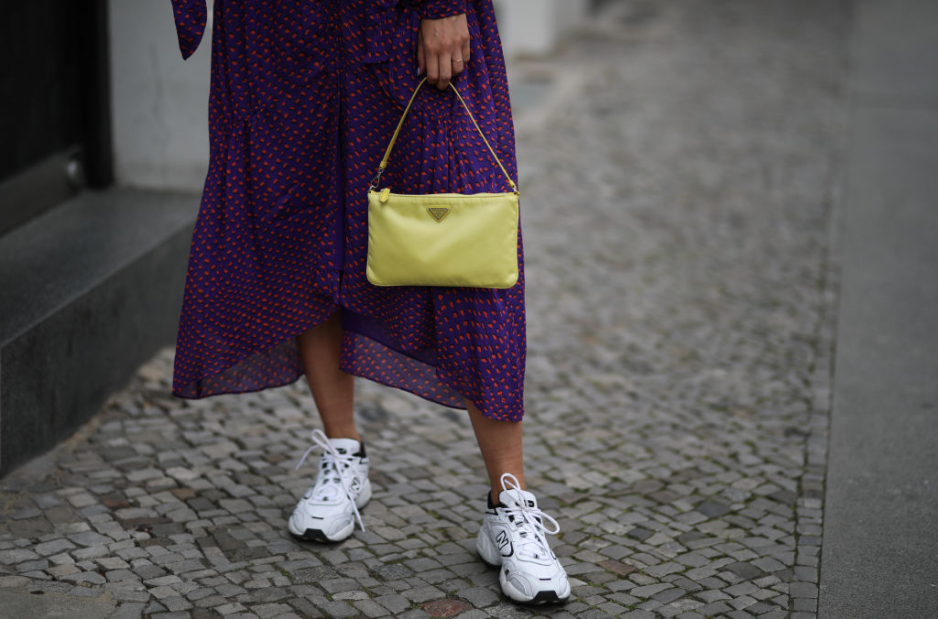 Sneakersy i sukienka: street fashion