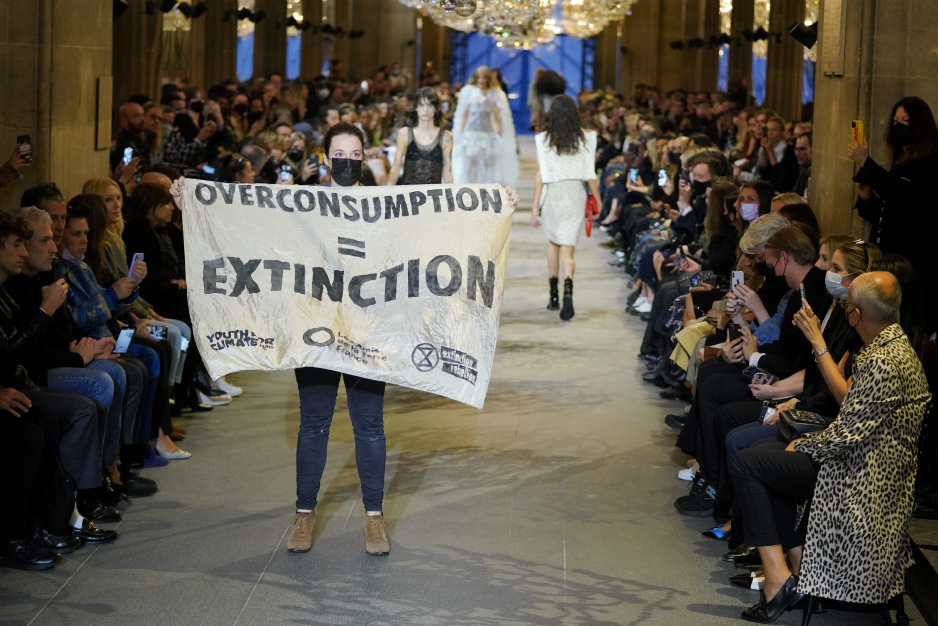 Protest klimatyczny na pokazie Louis Vuitton. "Nadkonsumpcja to wymieranie"
