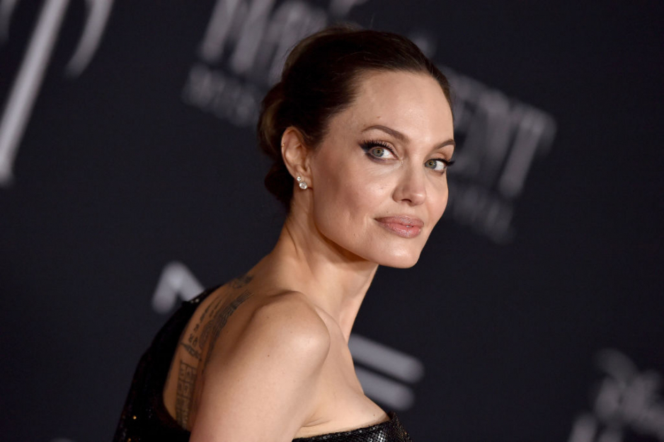 Angelina Jolie w stylizacji z szarym swetrem