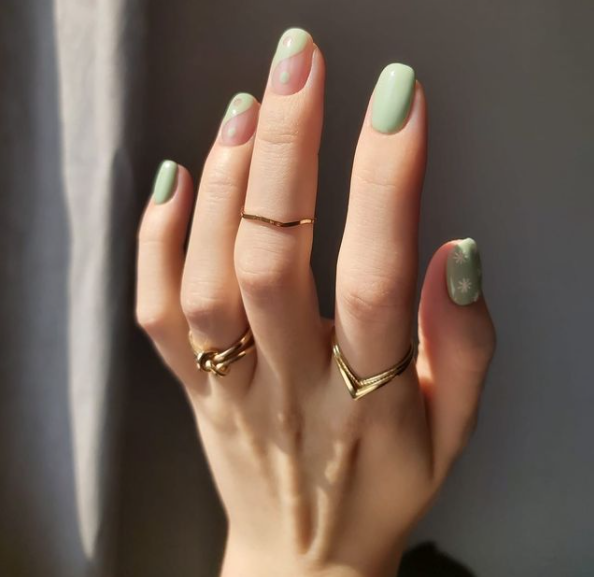Seledynowe paznokcie - modne propozycje na manicure