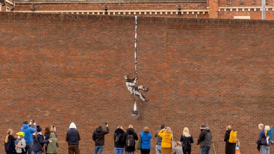 Mural autorstwa Banksy'ego na budynku byłego więzienia w Reading