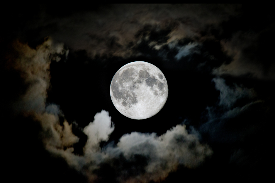 Ostatnia pełnia Księżyca 2021 w Bliźniętach. Co oznacza i jak z jej energią świadomie przygotować się na zakończenie roku?
