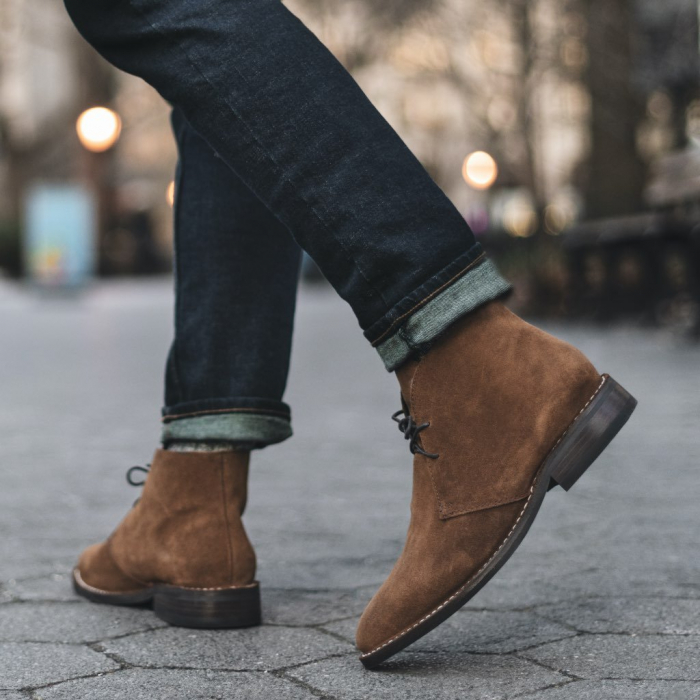 Męskie buty zamszowe – jak nosić? Na to musisz zwrócić uwagę