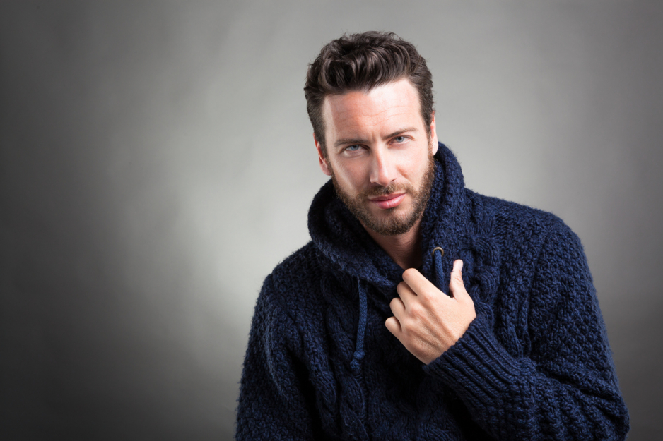 Męskie swetry na jesień i zimę. Jak je nosić?