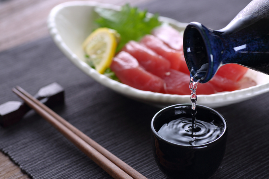 Jak pić sake? Kilka porad związanych ze słynnym japońskim alkoholem