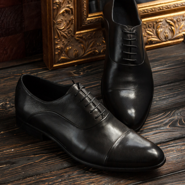 Czarne i brązowe buty: jak je łączyć z ubraniami? Wybraliśmy najciekawsze zestawienia kolorystyczne