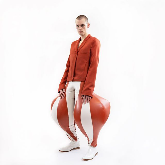 Wschodzący projektant z Londynu szokuje świat mody swoim pomysłem na spodnie-balony