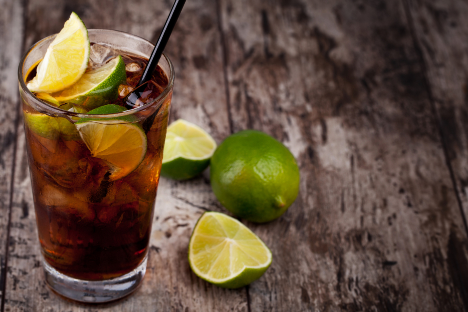Drinki z Bacardi: pij go z tonikiem, Spritem, Malibu i nie tylko [PRZEPISY]