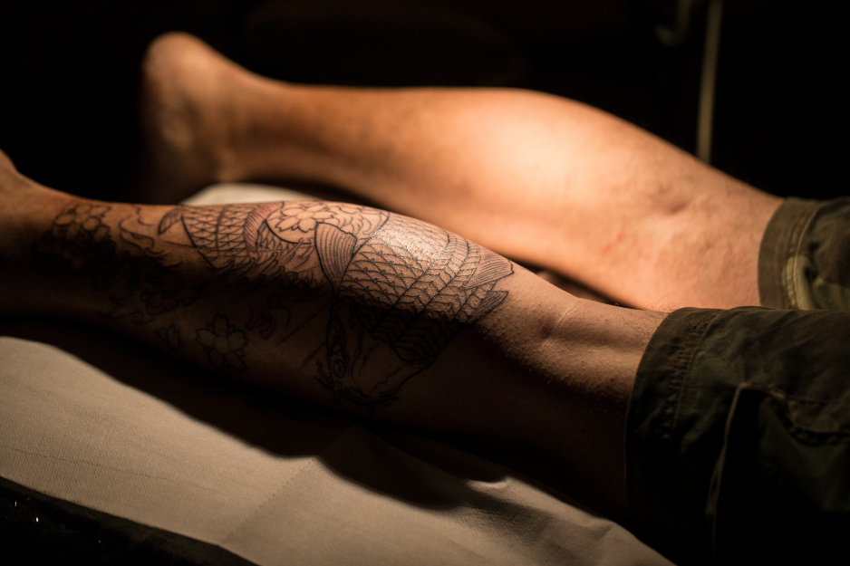 Męski tatuaż na łydce: 10 najlepszych propozycji na ciekawe wzory tatuażowe