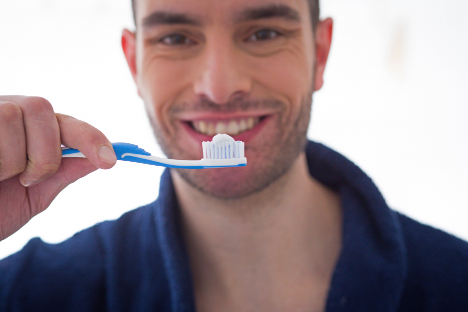 Wybielanie zębów sodą: jak to działa?