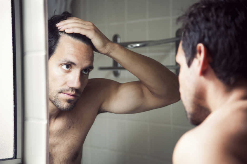 Wypadanie włosów u mężczyzn. Co stosować na porost włosów i jak przyspieszyć ten proces?