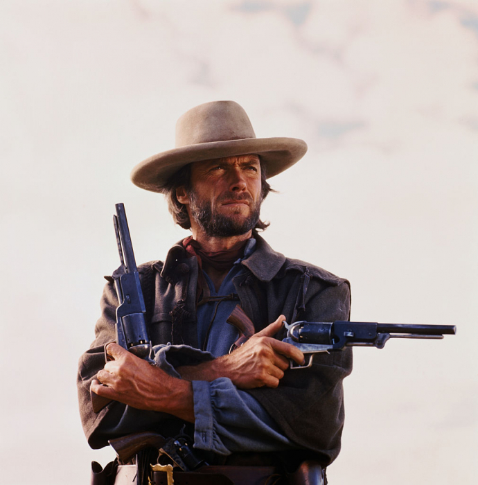 5 LEKCJI STYLU Clinta Eastwooda. Aktor skończył właśnie 90 lat, ale jego styl nie ma metryki