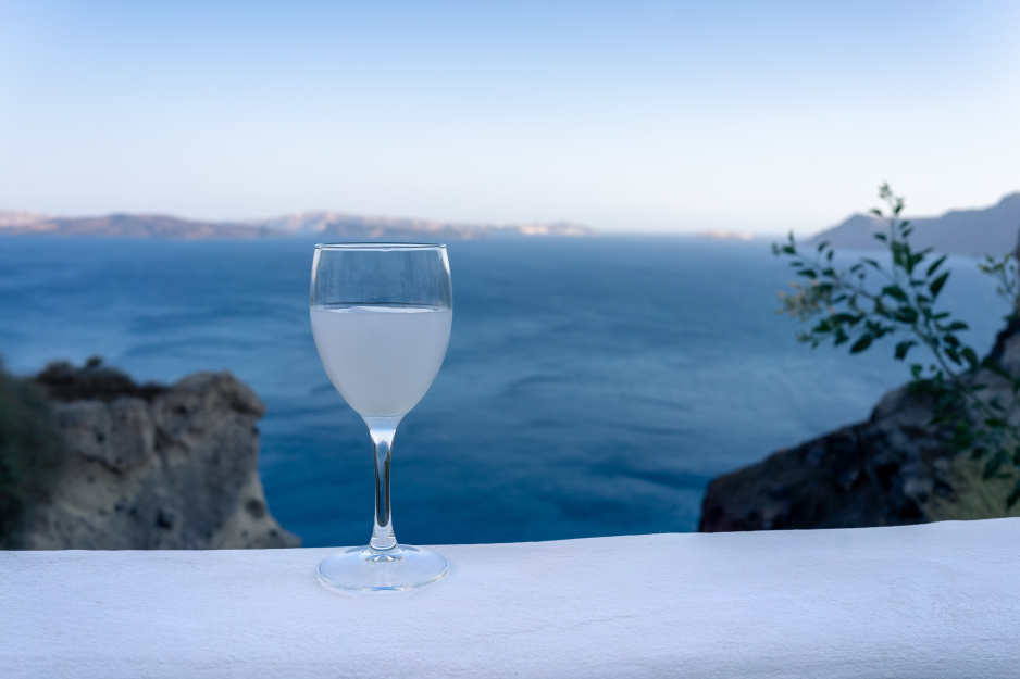 Ouzo: jak pić i z czym najlepiej podawać ten grecki alkohol?