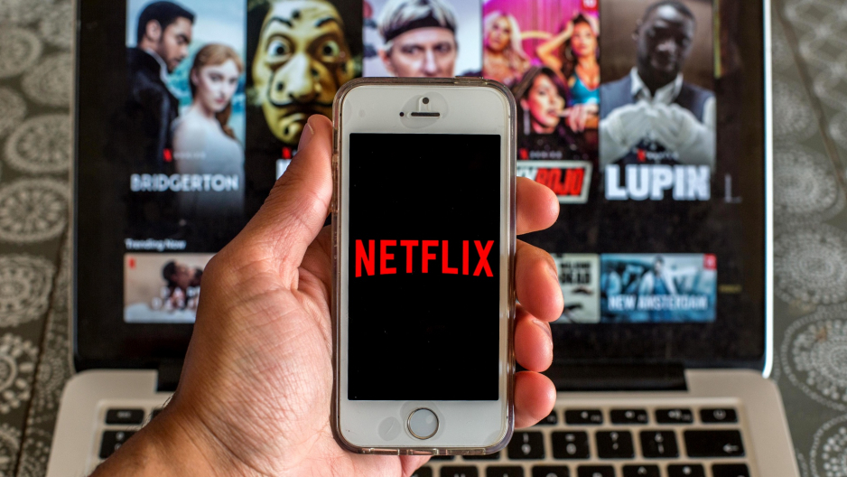 Netflix utrudni współdzielenie konta ze znajomymi? Szef platformy zabrał głos w tej sprawie!