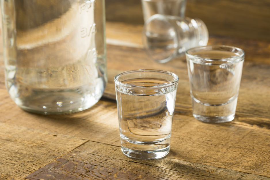 Drinki z bimbrem – przekonaj się, z czym najlepiej pić alkohol domowej roboty!